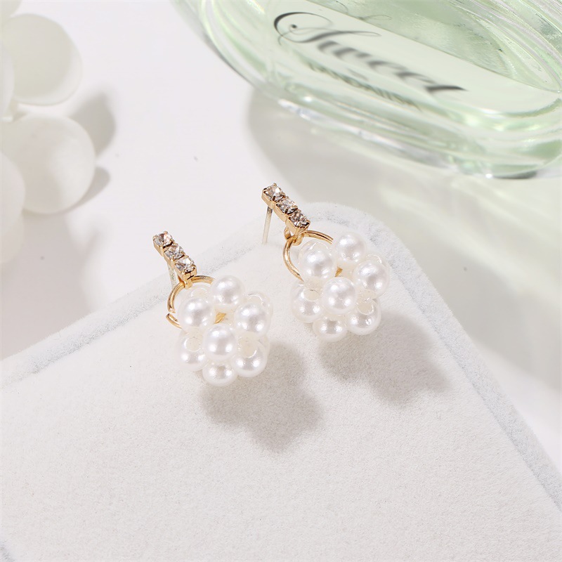 Sweet Pearl Ball Earrings Personalized Ladies Earrings Wholesale display picture 3