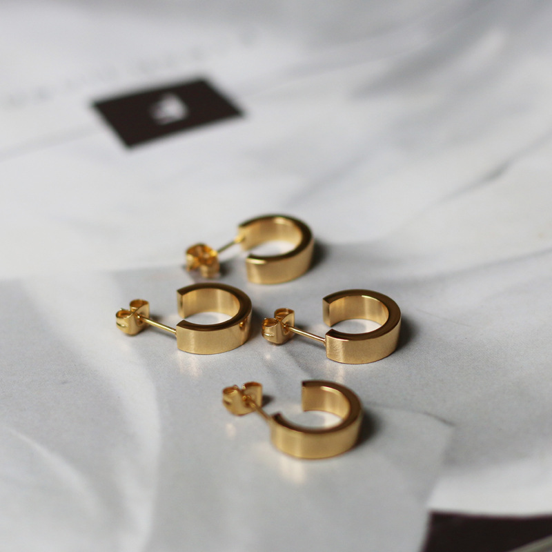 Pendientes De Acero De Titanio De Ancho Plano De Moda Simple 18k Al Por Mayor Nihaojewelry display picture 1