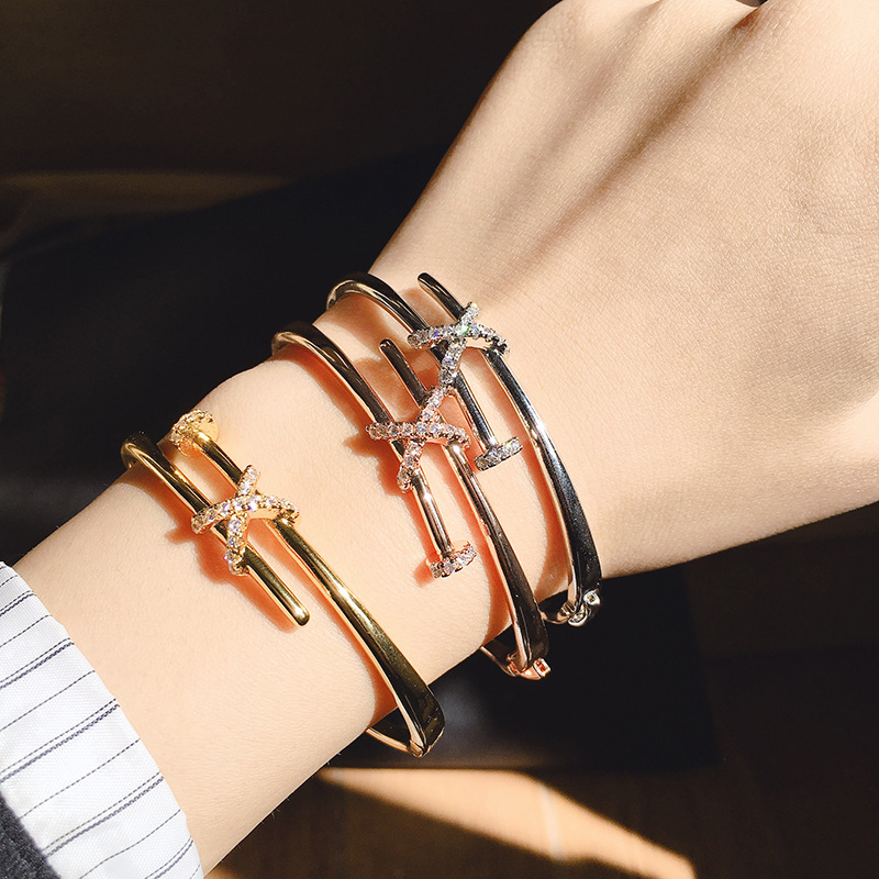 Designer-inspiriertes Nagel-Kreuz-besetztes Diamant-Druckknopf-Charm-Armband für Damen, Modeschmuck-Accessoires, beste Geschenke für Sie, Hochzeits-Party-Dekoration_voghion.com