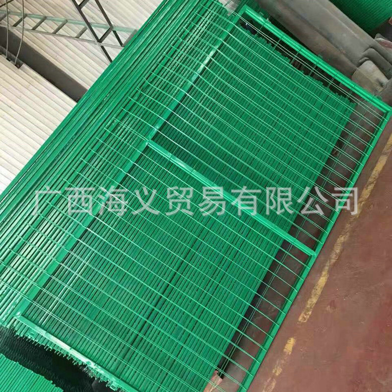 厂家供应体育场护栏网 移动隔断护栏网 隔离道路护栏网