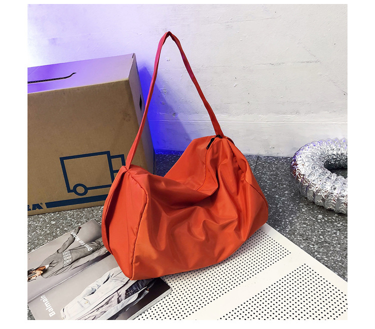 Women's Medium Nylon Canvas Solid Color Basic Zipper Shoulder Bag display picture 22