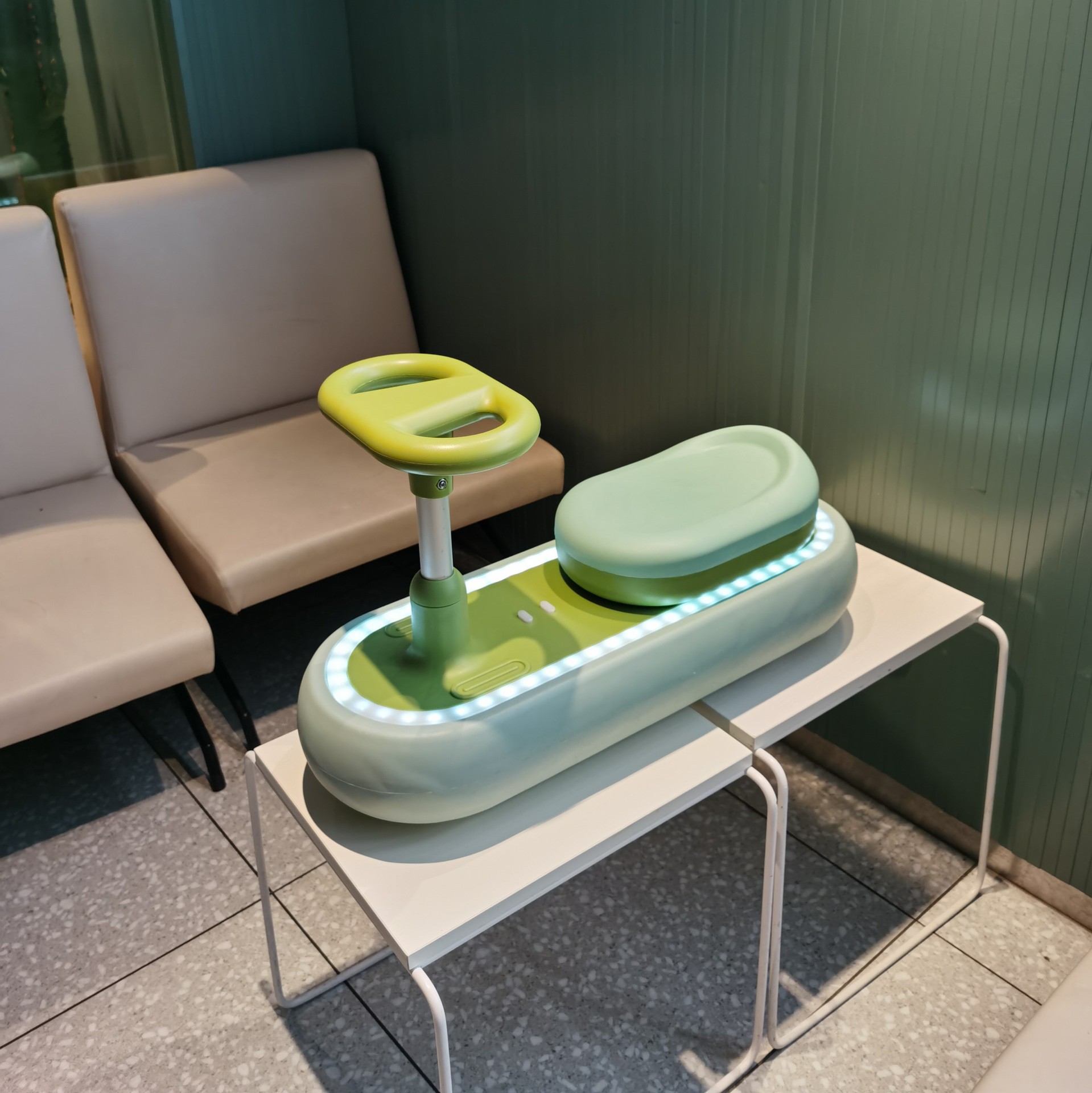 源头厂货新款儿童扭扭车铁牛大车体闪光轮LED氛围灯一件代发