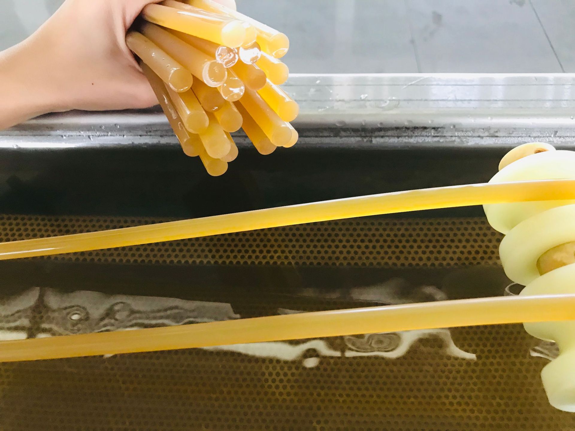 燿安供应透明一出二EVA热熔胶条挤出机熔胶棒押出设备