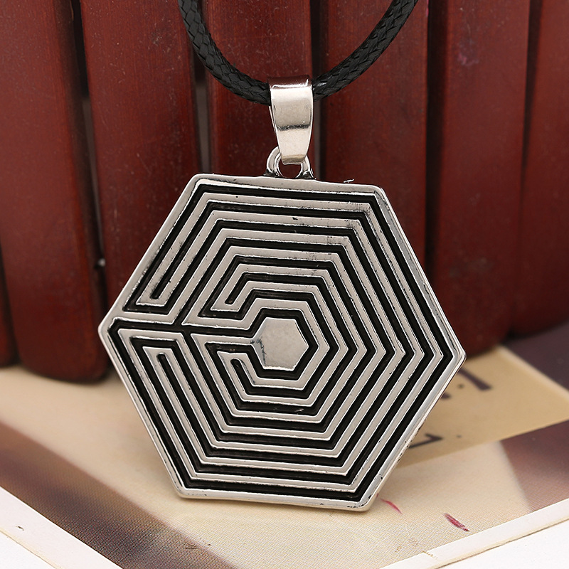 Fashion New  Letter Exo Poisoning Logo Necklace Overdose Black And White Logo Pendant Necklace Nihaojewelry Wholesale display picture 3