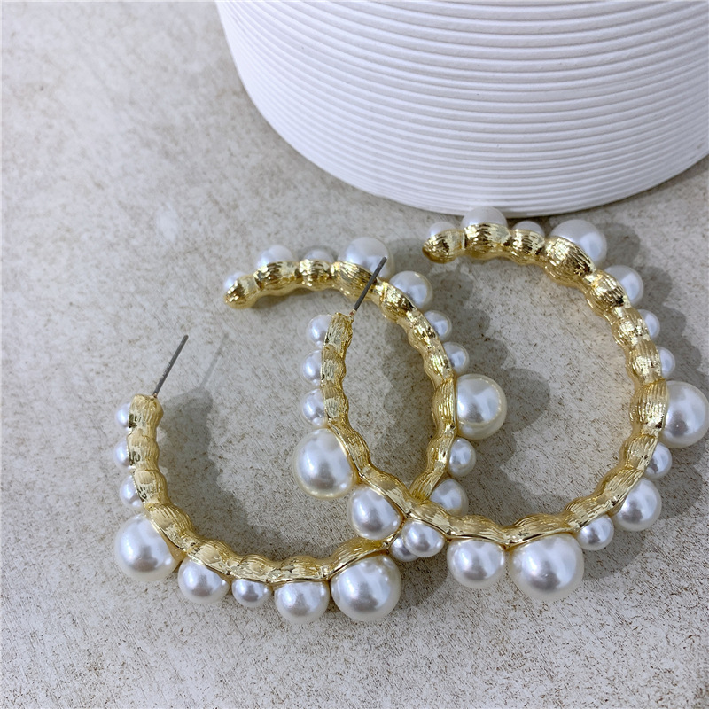 Vintage Style Pearl Hoop Earrings display picture 10