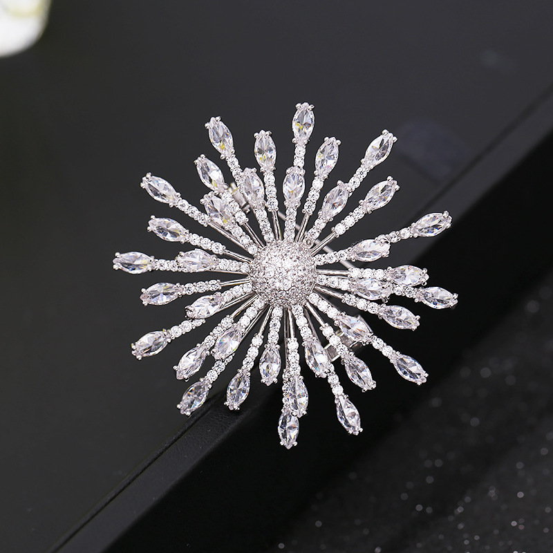 Micro-inlaid Zircon Snowflake Brooch Brooch Luxury Clothing Accessories display picture 6