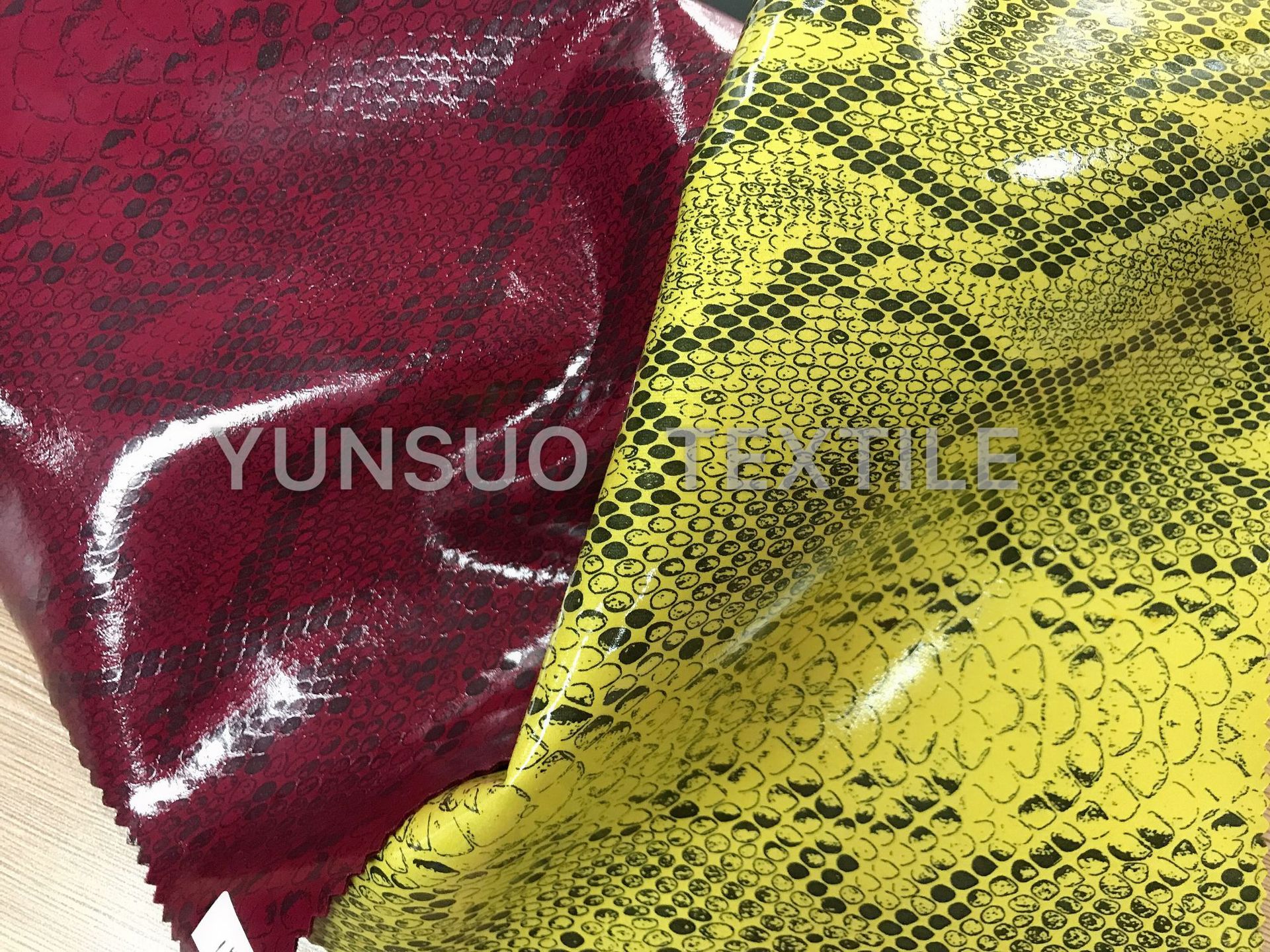 亮面蛇纹 纺真同色同底服装面料