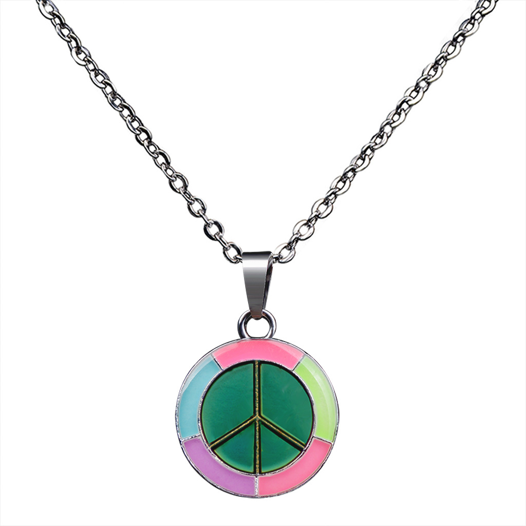 Collier Changeant De Couleur Pendentif Coeur Papillon Lumineux Fluorescent display picture 4