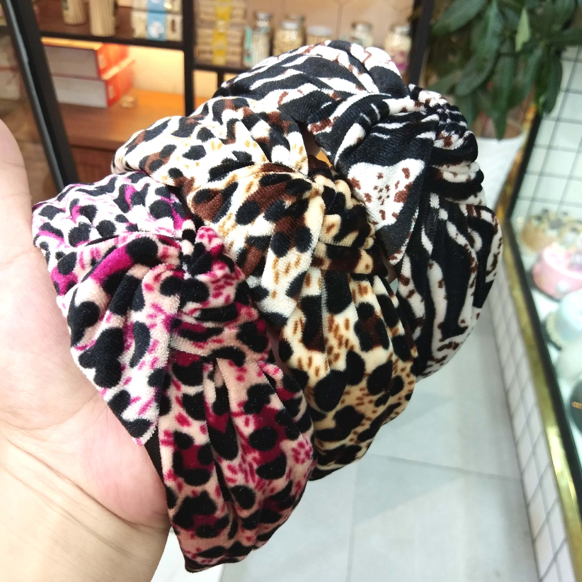 Best Selling Retro Leopard Knotted Headband High-grade Gold Velvet Printed Hairpin Simple Wide-brimmed Hair Headband  Wholesale Nihaojewelry display picture 2