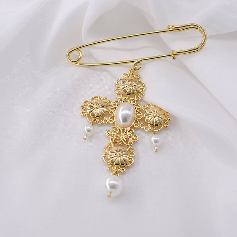 2019 Autumn And Winter New Submetal Cross Pearl Brooch display picture 5
