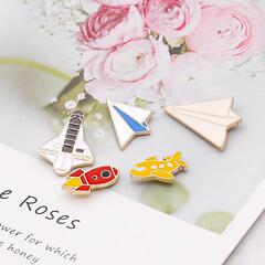 跨境歐美熱銷航天系列 創意卡通紙飛機 飛艇火箭宇宙胸針包包飾品
