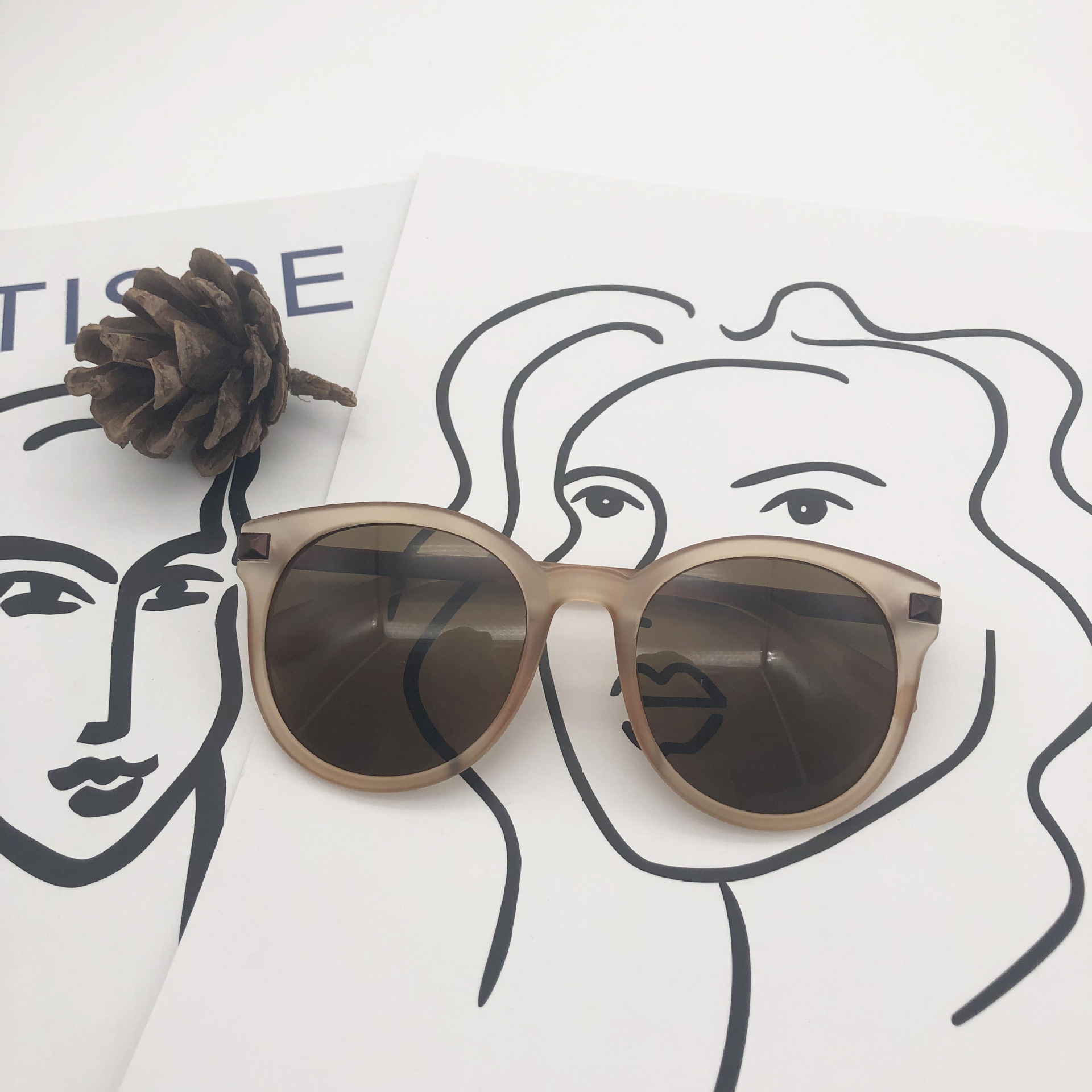 Nuevo coreano retro marrón té helado gafas de sol ins Pequeño Libro Rojo UV a prueba de gafas de sol fábrica suministro directo 3145