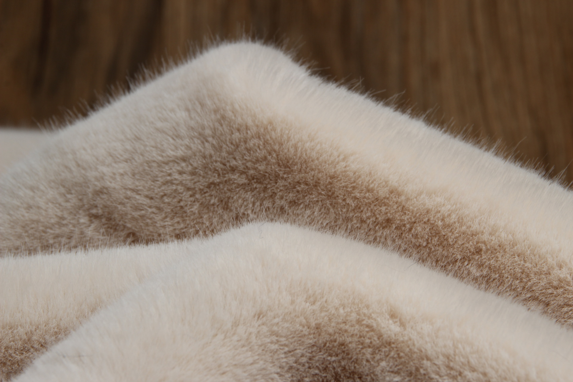 围巾-棕色羊绒和貂毛围巾-女士围巾和披肩-FENDI芬迪官网