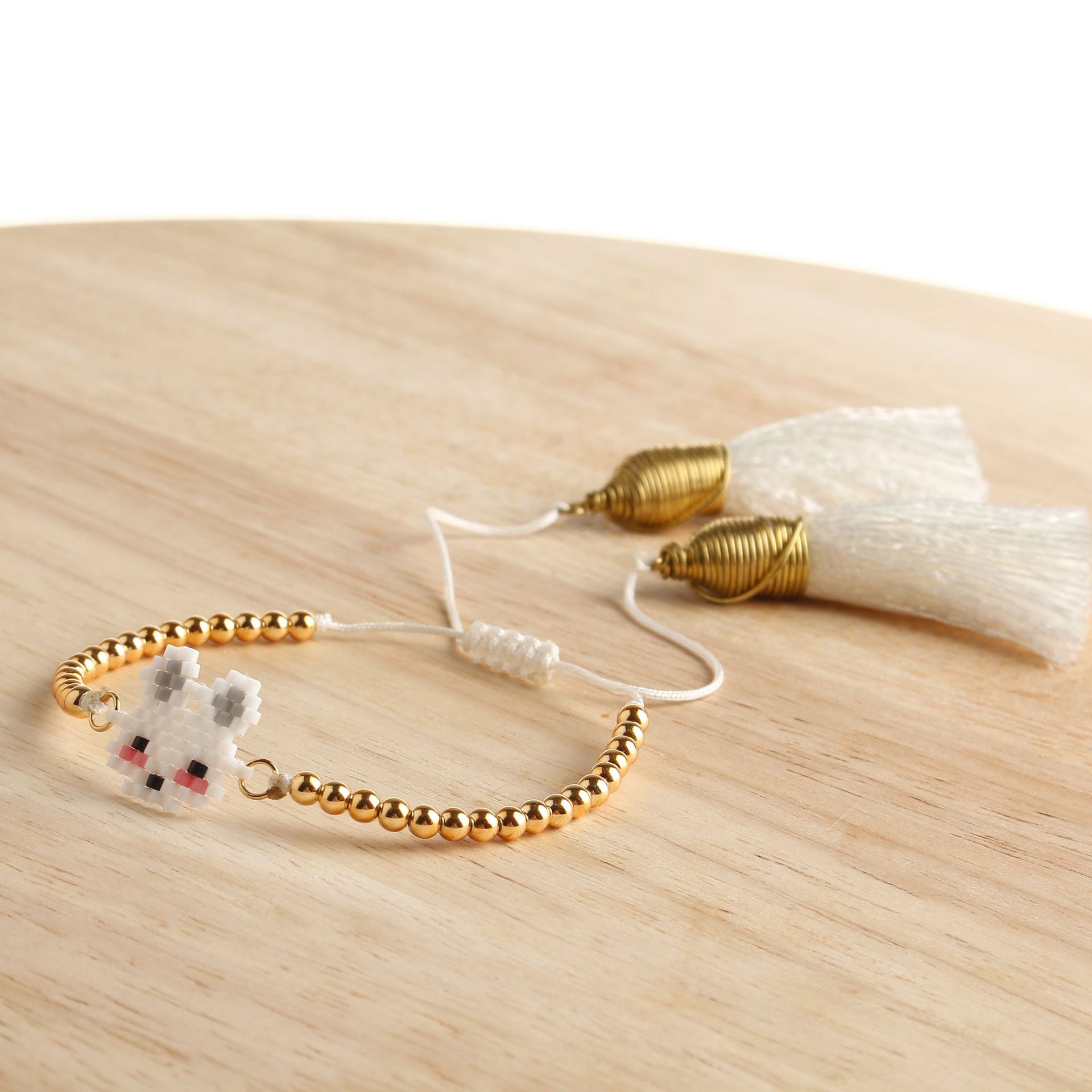 Miyuki Women&#39;s White Rabbit Bracelet display picture 14