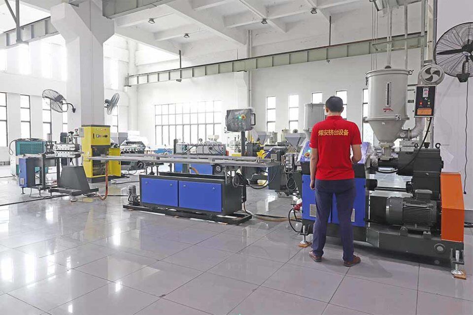 广东燿安制造PPTPETPV汽车雨刮条挤出生产线软硬共挤异型押出设备