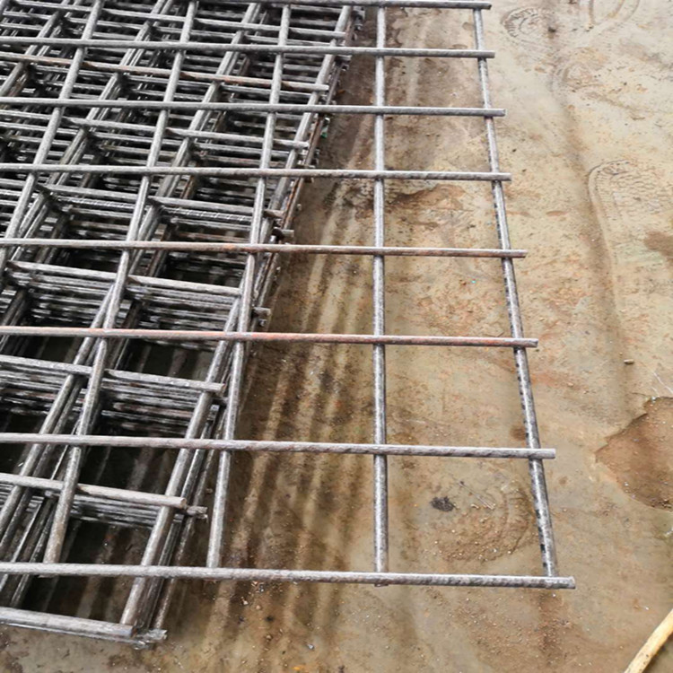 网格片小孔钢丝网碰焊网不锈钢镀锌丝网防护网网栏围栏钢网