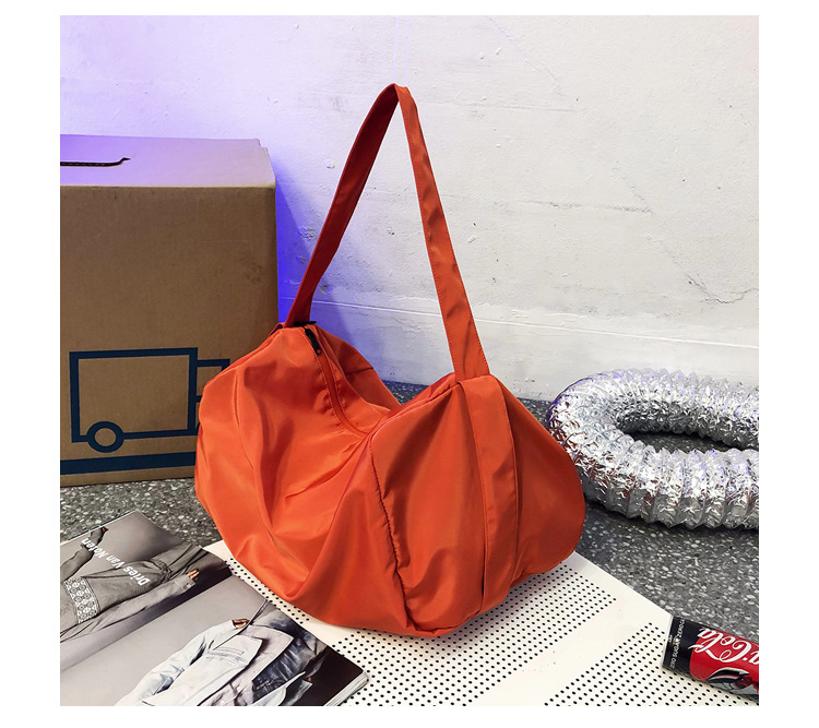 Women's Medium Nylon Canvas Solid Color Basic Zipper Shoulder Bag display picture 20