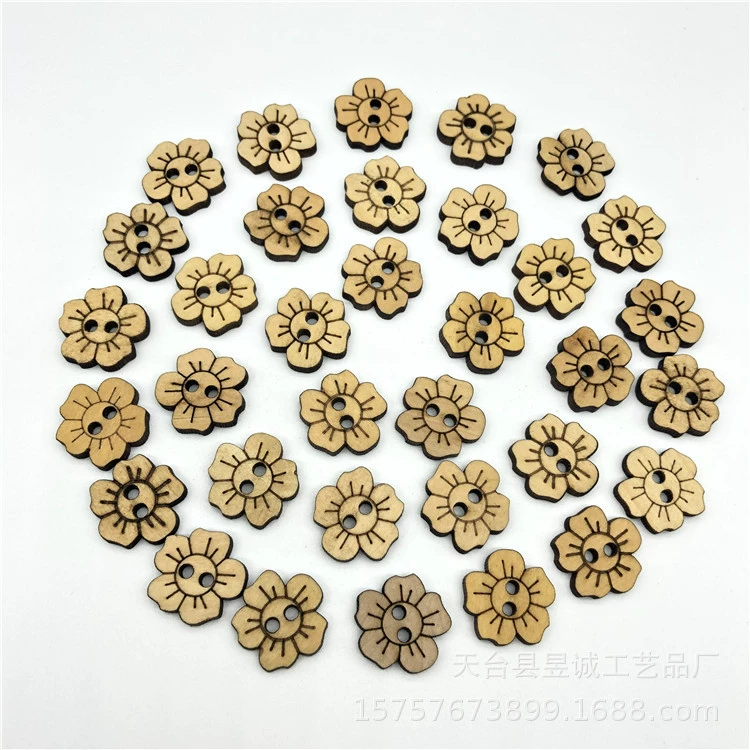 В наличии Цельное дерево Цветочная пуговица Два глаза Деревянная пуговица с мультяшным подсолнухом Детская одежда Пряжка для свитера Натуральное дерево