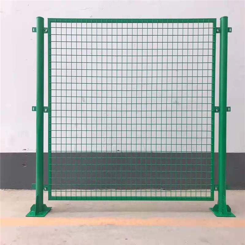 成都围栏网厂家现货直销浸塑公路隔离护栏网定制铁丝防护网