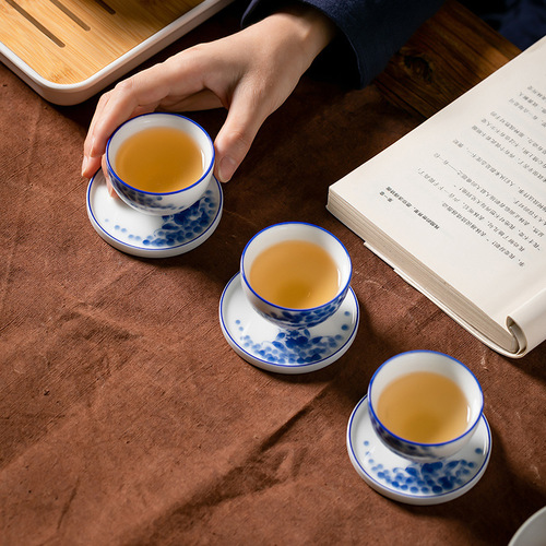 Hand-painted ceramic coasters, creative sweet white porcelain saucers, insulated tea cup holders, household kung fu tea sets, tea ceremony accessories
