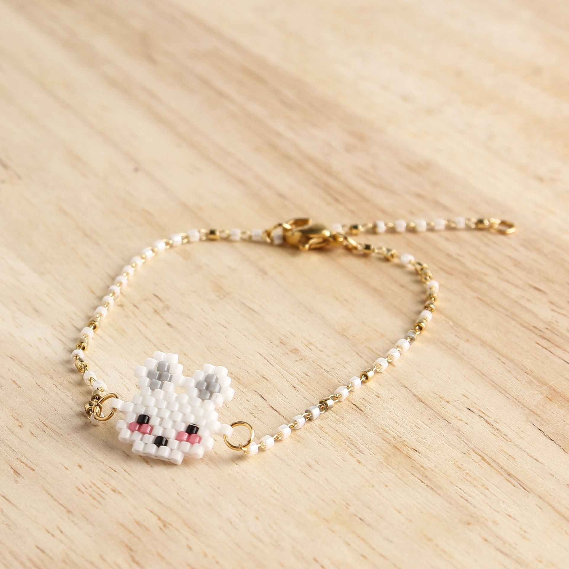 Miyuki Women&#39;s White Rabbit Bracelet display picture 2