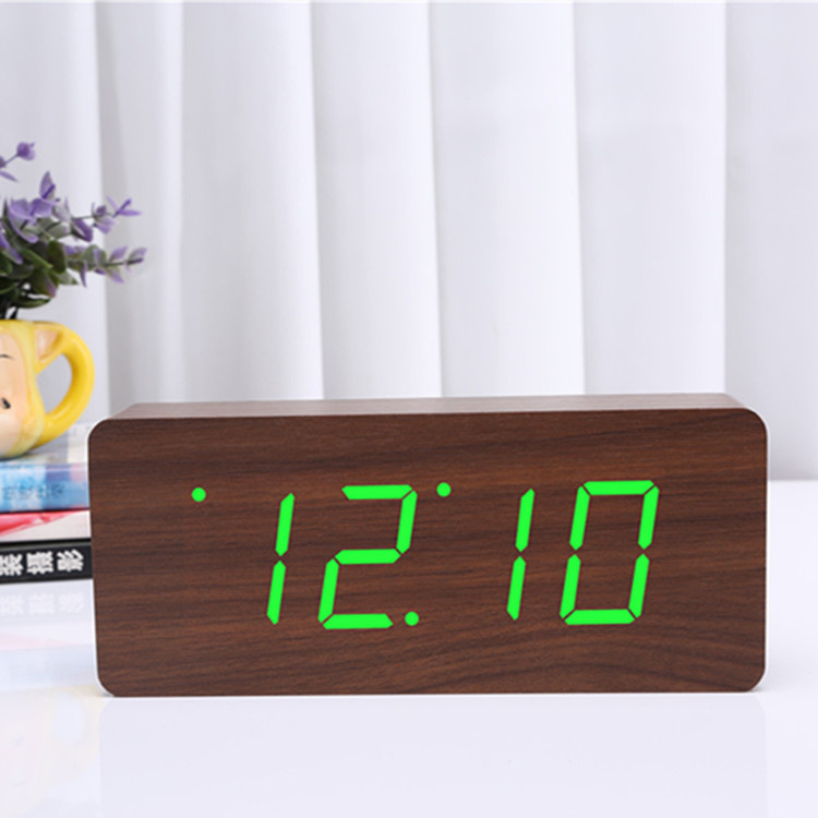 흰색 캐릭터가있는 다크 브라운 나무