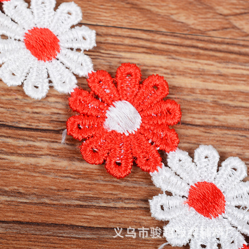 Большой красный плюс и белый