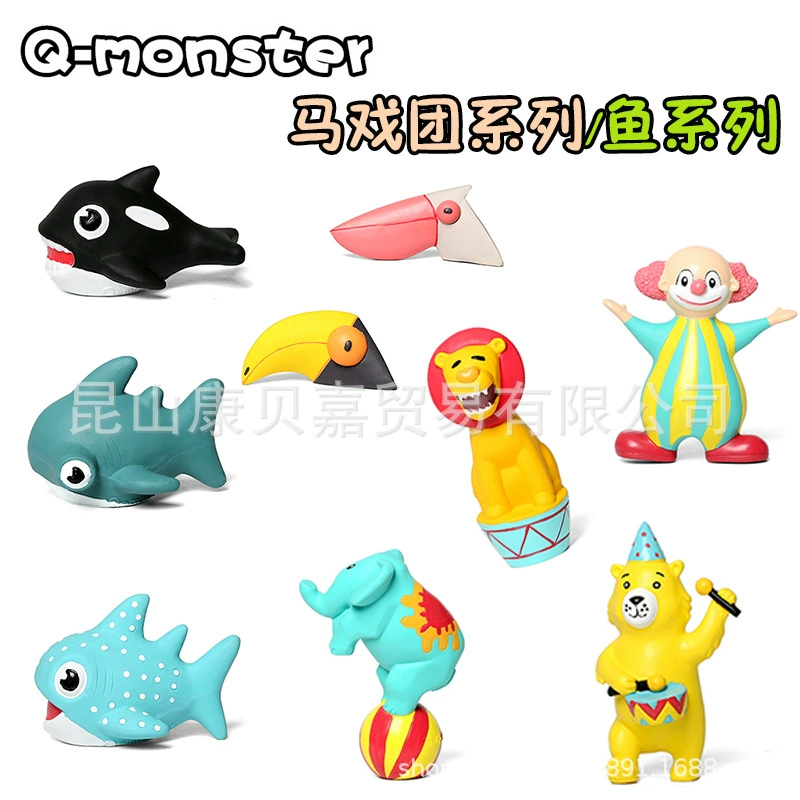 Игрушка для собак Q-Monster Circus Circus Fish Triangle Top из латекса с вокальными изображениями маленьких щенков собак.