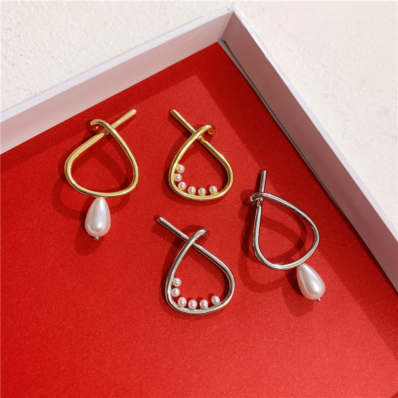 Internet-célèbre Oreille Clip De Mode Fashionmonger Goutte D'eau Perle Boucles D'oreilles Pour Les Femmes Sans Piercing Mode Minimaliste Créative Perle Beige Oreille Clip display picture 11