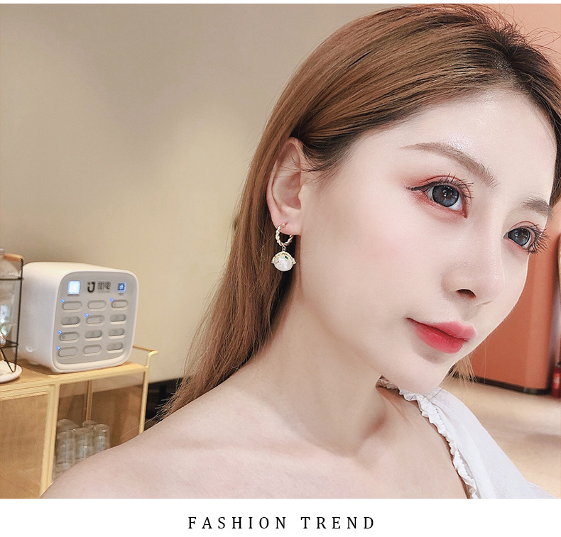 2021 Nouveau Émeraude Vintage Cour Perle Boucles D'oreilles Pour Les Femmes Boucles D'oreilles À La Mode Japonais Et Coréen Argent Broches Gouttes Pour Les Oreilles Usine En Gros display picture 14