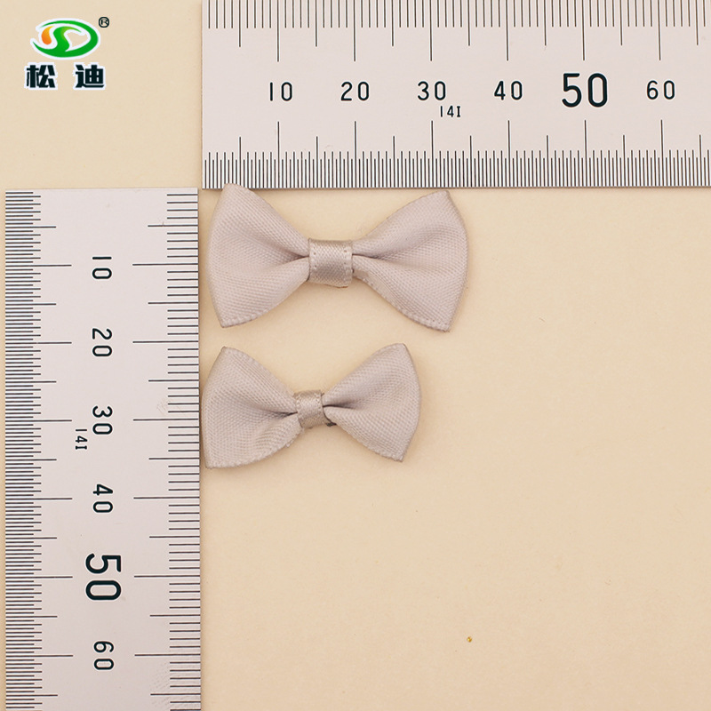 灰色小领结封面