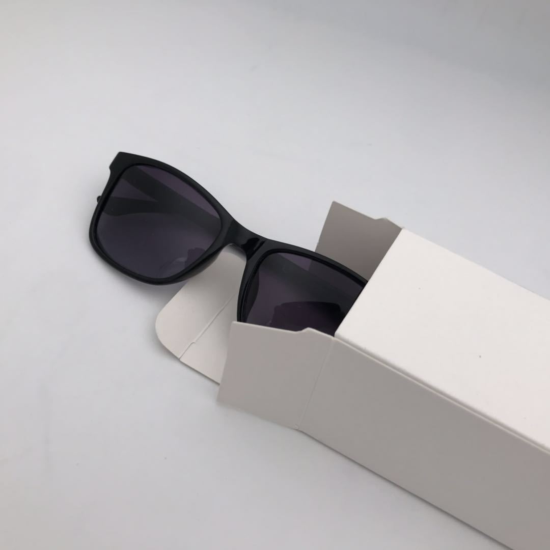 Cajas de papel ligeras de tamaño pequeño y mediano pueden contener gafas de sol, estuches para gafas de sol, monturas de gafas blancas, cajas de pasta de dientes negra y son portátiles.