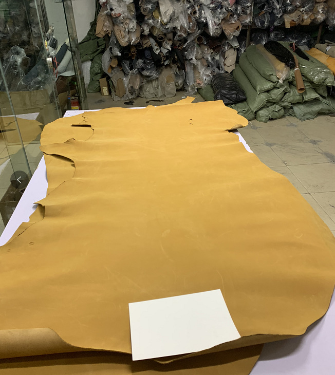 金黄色头层磨砂牛皮 厚约2.0以上 张幅25尺以上 单价16元一尺