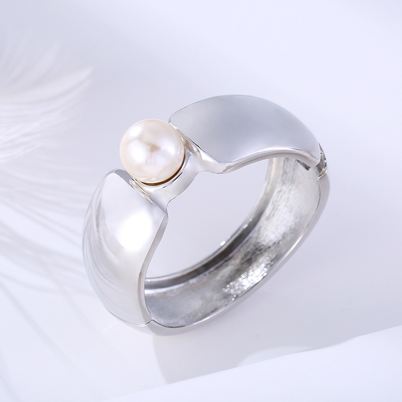 Gold And Silver Wide-sided Fashion Pearl Bracelet display picture 11