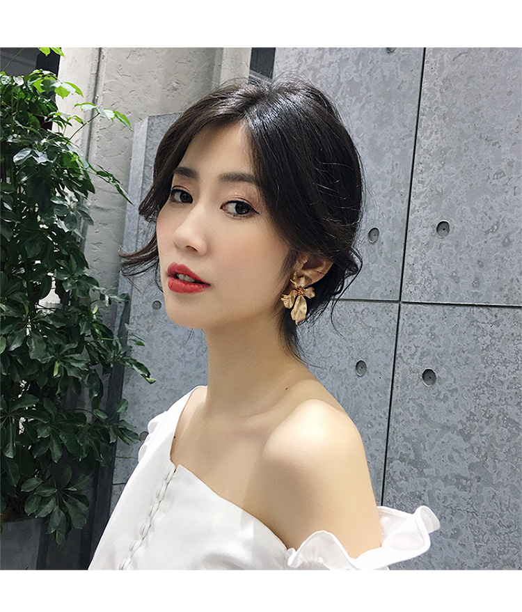 Golden Flower Retro Earrings display picture 3