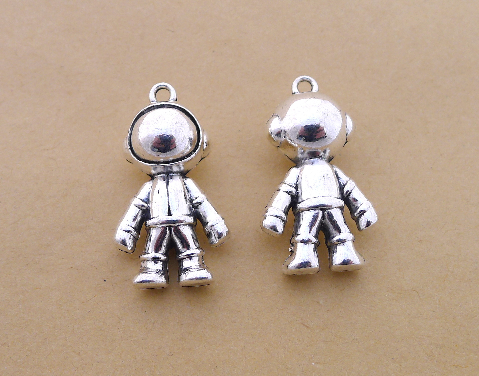 A8282 太空人 20个/包 11克 18x33mm 古银色合金饰品配件批发