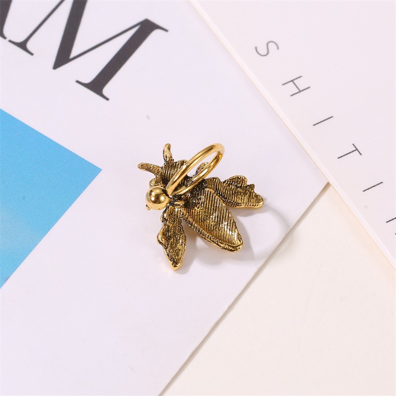 Retro Ear Clip Metal Bee Earrings Female Fashion U Type Single Only Insect Ear Bone Clip display picture 5