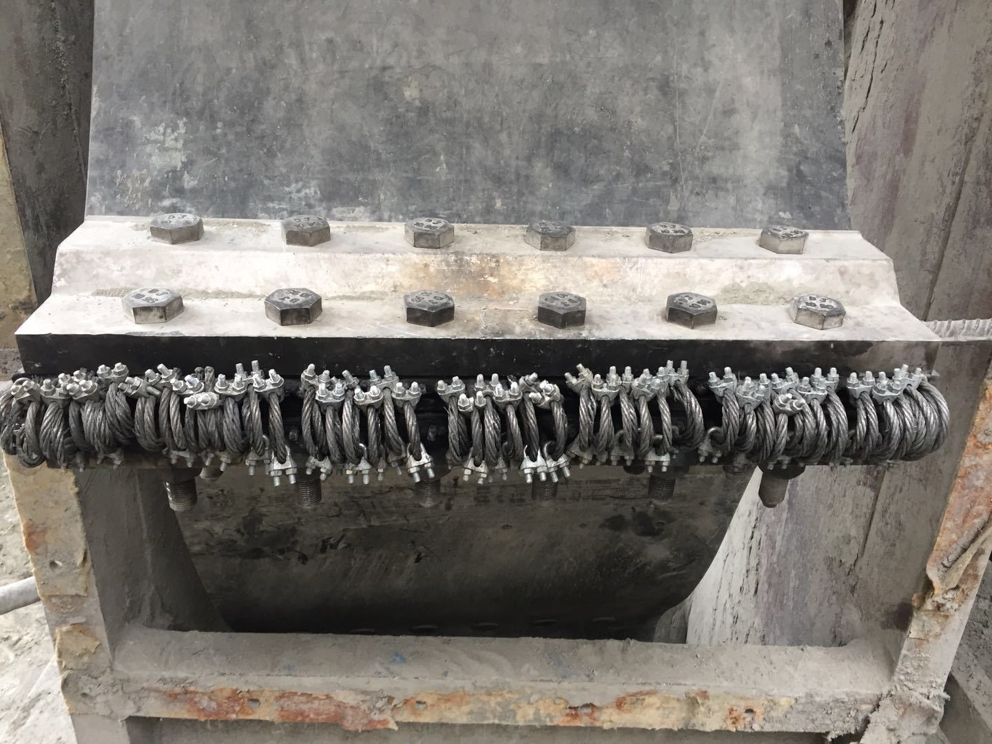 防撕裂型钢丝绳芯提升带耐温ST630厂家直销钢丝橡胶输送带批发