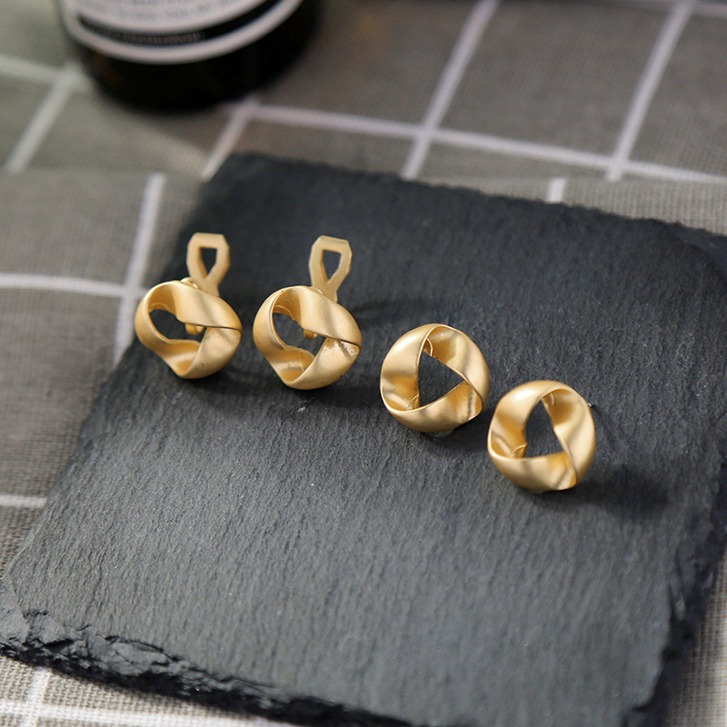 Simple Earless Ear Clip Female New Small Commuter Earrings display picture 9