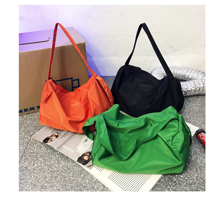 Mujeres Medio Nylon Lienzo Color Sólido Básico Cremallera Bolsas De Hombro display picture 12