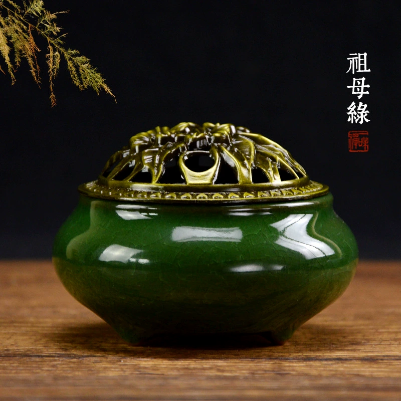 Wholesale ceramic celadon fragrance furnace Pan incense furnace ice cracks and crude pottery furnaces are antique incense incense.