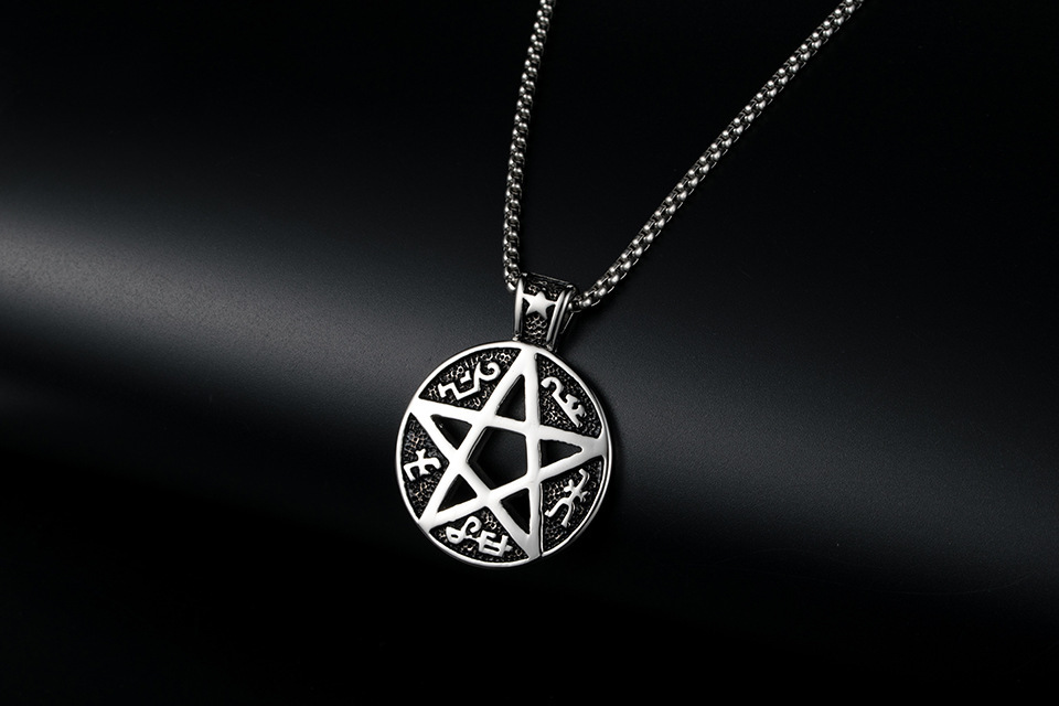 Collier étoile à cinq branches en acier titane personnalisé_voghion.com