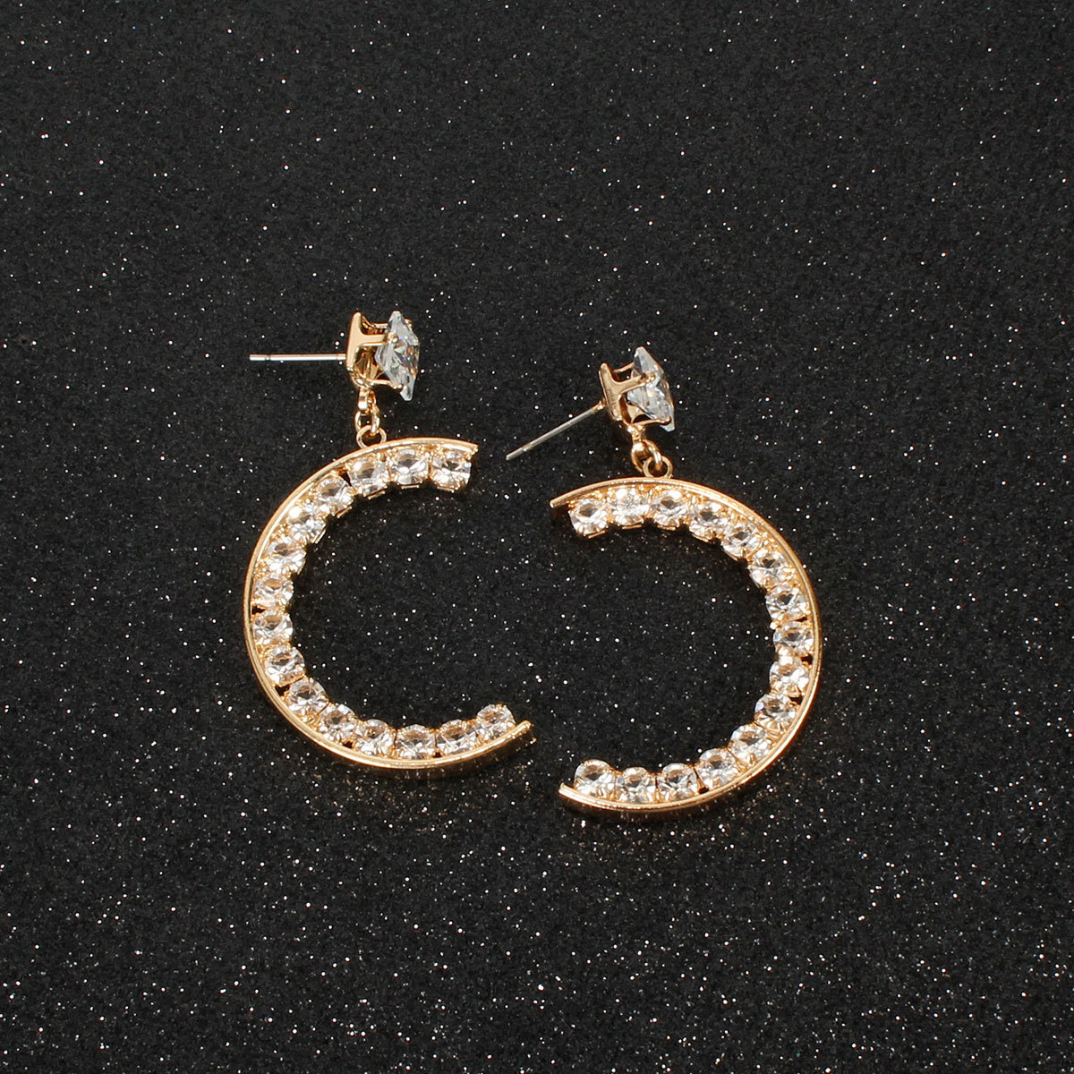 Nouveau Personnalisé Alliage Strass Boucles D'oreilles Européen Et Américain Rétro Creative Tendances C En Forme De Stud Boucles D'oreilles Femelle F3630 display picture 6