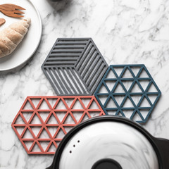 Thick Creative Silicone Insulating Mat, Personalized Hexagon, Heat-Resistant Kitchen Dining Table Bowl Plate Trivet, Hollow Anti-Scald Cup Mat