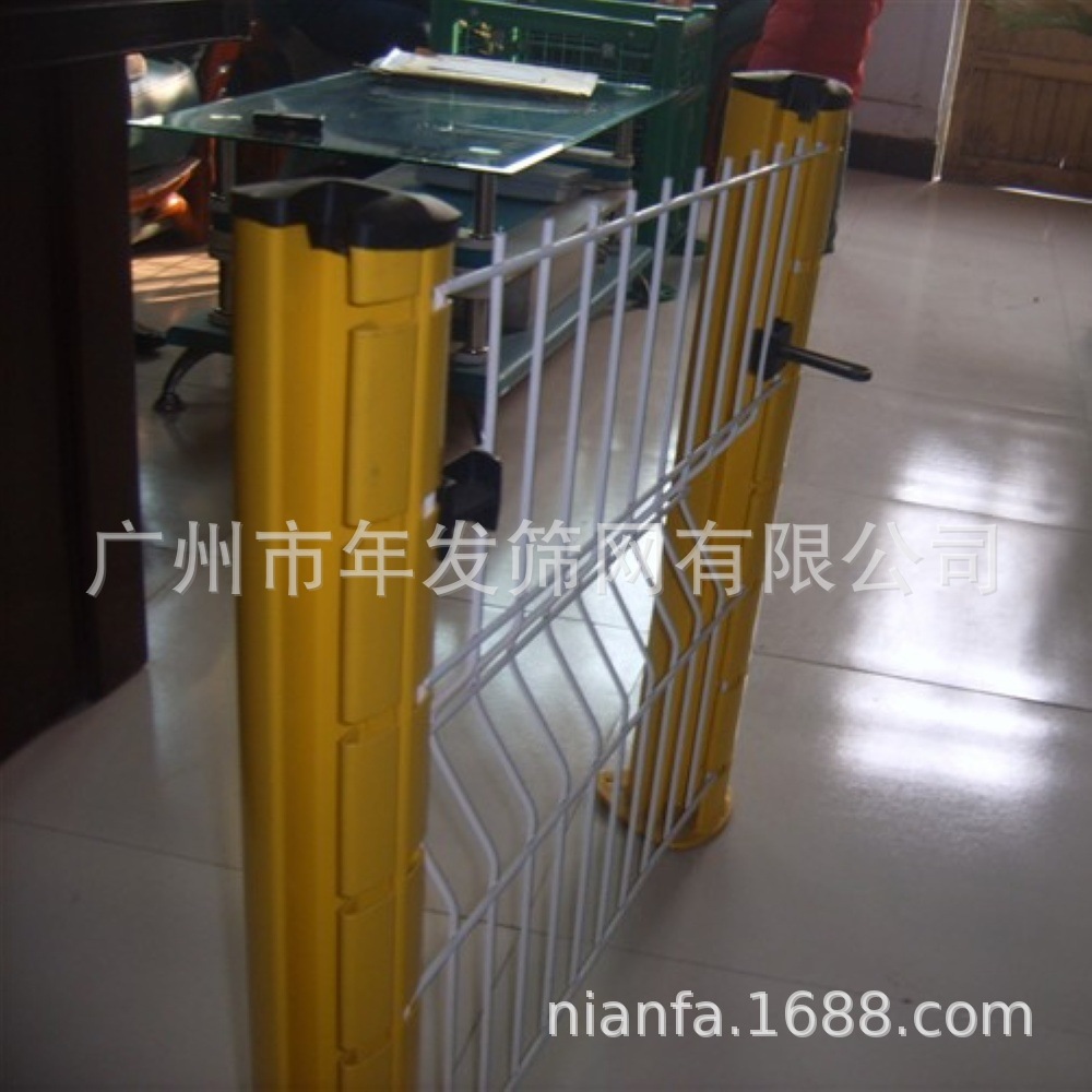 广州年发厂家出口护栏网 三角折弯铁丝桃型立柱护栏 小区围栏