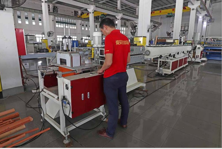 供应生产 PVC 木纹管挤出机设备生产线 共挤管材押出机管材生产线