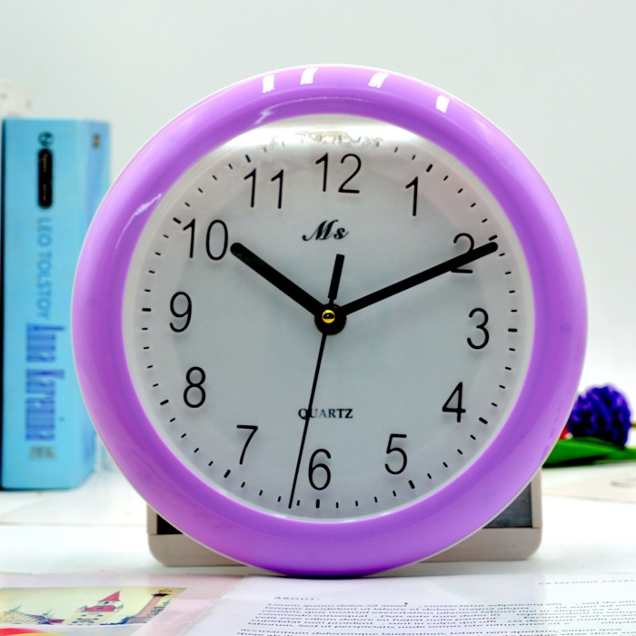 Reloj de pared de color de moda al por mayor de papelería de suministros de oficina tienda de 10 yuanes