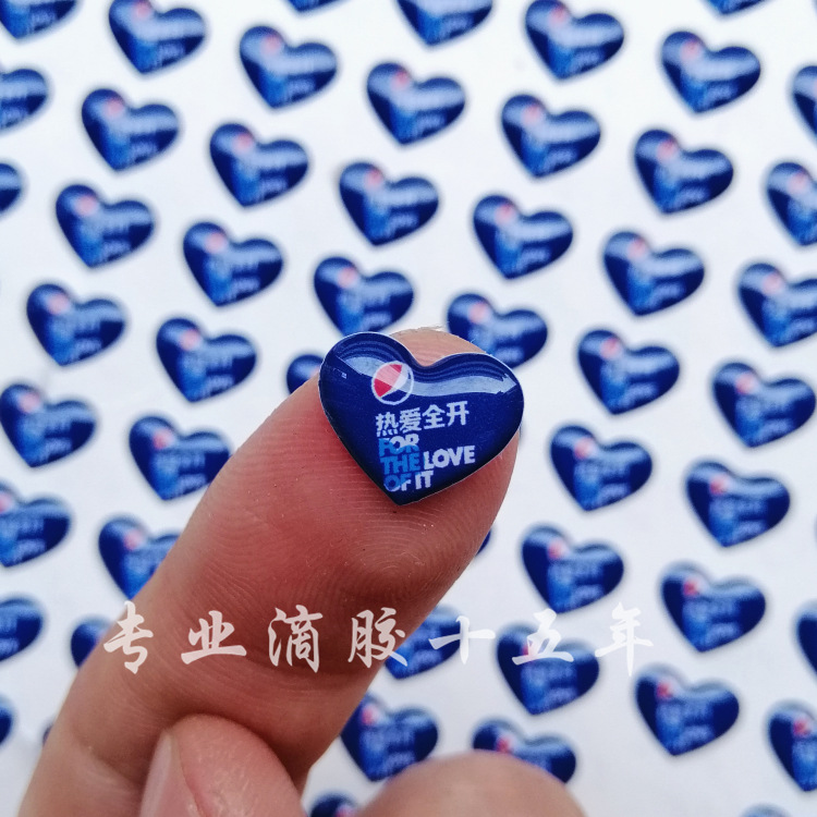 饮料厂家定制 异形心形小尺寸水晶滴胶不干胶贴纸定做 高透耐黄变