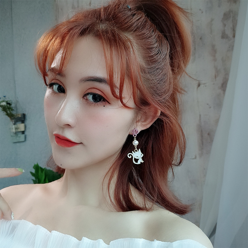 Korea's New Cartoon Cat Asymmetric Earrings College Style Trend Earrings Wholesale Nihaojewelry display picture 1