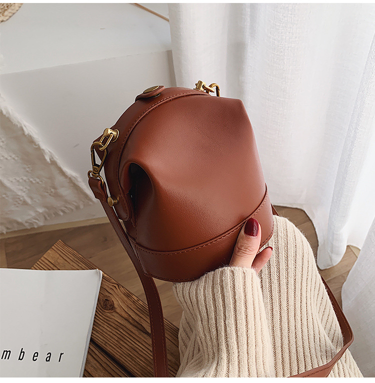 Simple Texture One-shoulder Fashion Sloping Bucket Bag display picture 5